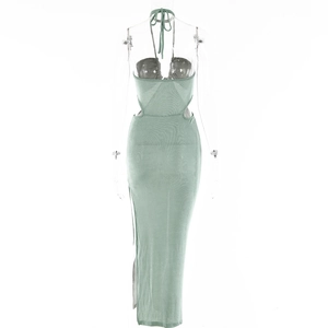Vue détaillée d'une robe licou vert sauge avec découpes à la taille et fente haute latérale