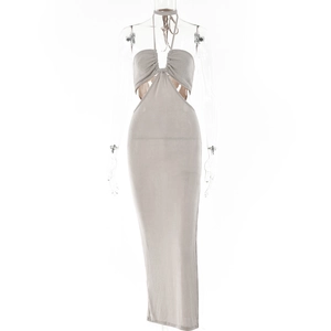 Détail de la taille évidée et des lacets d'une robe longue dos nu grise chic