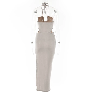 Détail de la robe dos nu avec découpes à la taille et fente haute en couleur beige