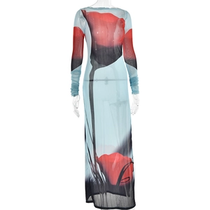 Détail de la maille bleue transparente avec imprimé coquelicot rouge et fente latérale