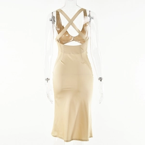 Dettaglio posteriore dell'abito midi in raso champagne con elegante design incrociato sulla schiena
