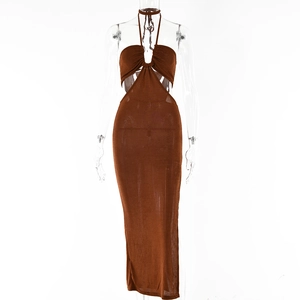 Détail de robe dos nu marron foncé avec découpes à la taille et corsage plissé