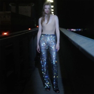 Détail du pantalon en maille à strass scintillants pour femmes, idéal pour les soirées club