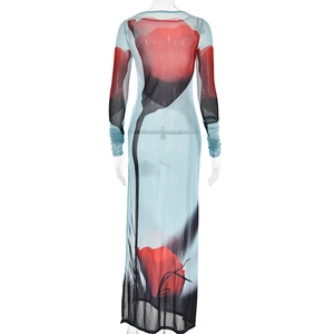 Détail du tissu en maille transparente avec grand imprimé coquelicot sur robe longue