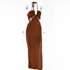 Détail du col licou découpé et du corsage froncé sur une robe longue marron élégante