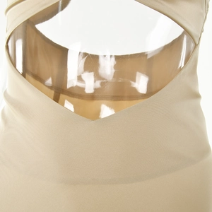 Dettaglio dell'abito kaki sexy con inserti in PVC trasparente e tessuto a maglia