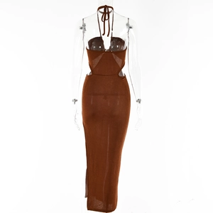 Détail de la robe longue dos nu marron avec dos ouvert et découpes sur les côtés