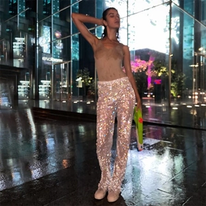 Détail du pantalon large à paillettes taille haute en or champagne pour femmes