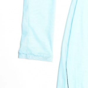 Détail du tissu en maille bleu clair montrant la texture respirante et les coutures