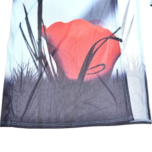 Détail de l'imprimé floral rouge sur maille bleue avec coutures de bordure de qualité