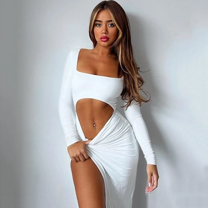 Détail de la robe blanche à manches longues avec découpe taille et fente haute