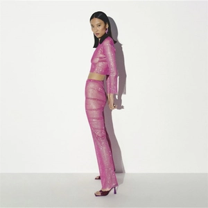 Détail d'un ensemble rose scintillant avec top court à manches longues et pantalon ajusté