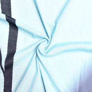Détail macro du tissu bleu clair respirant avec imprimé abstrait de rayures noires