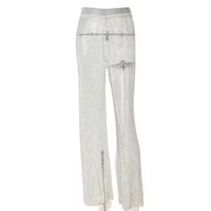 Détail du pantalon en maille argentée avec strass et coupe large à taille haute