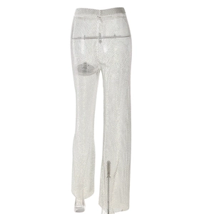 Détail du pantalon en maille strass scintillante avec tissu transparent et coupe large