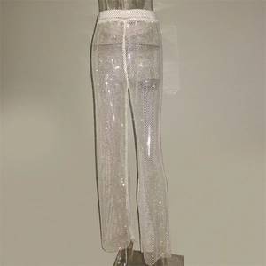 Détail du pantalon en maille argentée avec strass et design de cristal scintillant