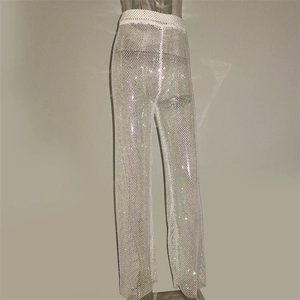 Vue détaillée des strass argentés brillants sur le pantalon en maille semi-transparente