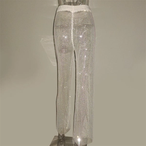 Détail du pantalon large en résille à taille haute avec strass argentés scintillants
