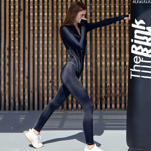 Detail des schwarzen glänzenden Langarm-Catsuits mit Reißverschluss und grauen Linien