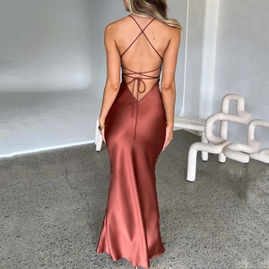 Robe longue élégante en satin marron rouge avec dos nu sexy et bretelles croisées