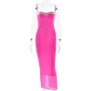 Robe moulante rose fuchsia avec bordure en dentelle et ourlet en mesh pour l'été