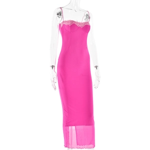 Vue détaillée d'une robe longue rose moulante avec dentelle et empiècements en résille