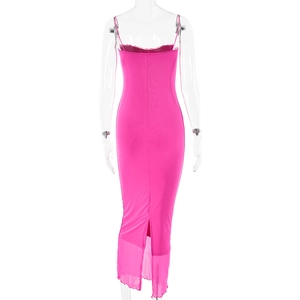 Détail d'une robe en résille rose fuchsia à fines bretelles et fente arrière chic