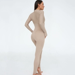 Detailansicht von khaki langarm Body in hochdehnbarem Kompressionsstoff von der Seite