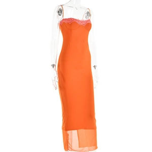 Détail de robe orange avec bordure en dentelle rose et ourlet en tulle ajouré
