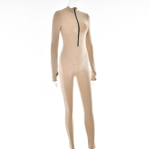 Detailansicht eines hautfarbenen Bodysuits mit schwarzem Reißverschluss und Daumenlöchern