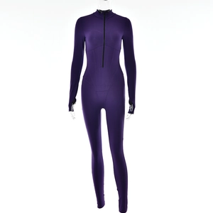 Detailansicht eines lila Jumpsuits mit Reißverschluss und langen Ärmeln mit Daumenlöchern