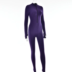 Detail von hochdehnbarem lila Jumpsuit-Stoff mit Langarm-Design und Daumenloch-Bündchen