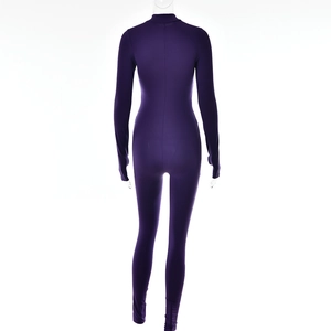 Rückansicht eines lila langärmeligen Jumpsuits mit Fokus auf die nahtlose Verarbeitung