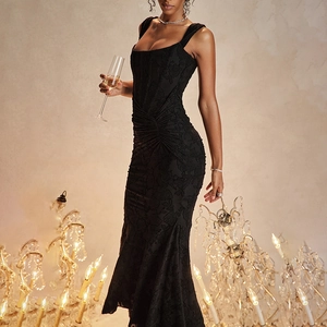 Elegante abito a sirena nero in jacquard floreale con dettagli a pieghe in vita