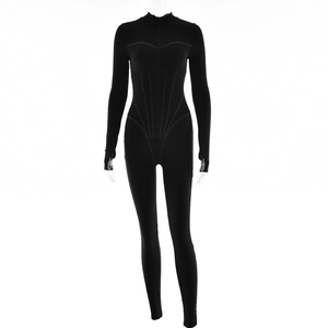 Schwarzer Langarm-Jumpsuit mit weißen Kontrastnähten und Reißverschluss vorne