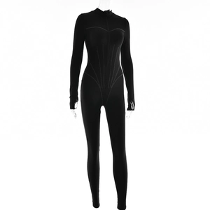 Detail eines schwarzen Bodysuits mit weißen Kontrastnähten und vorderem Reißverschluss