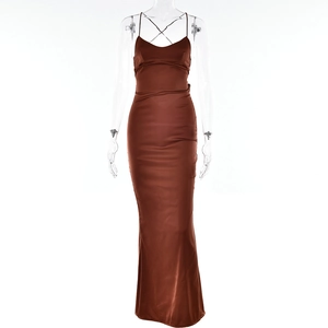 Robe midi élégante en satin marron foncé avec bretelles croisées dans le dos et coupe ajustée