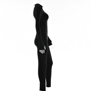 Detail eines schwarzen langärmeligen Jumpsuits mit weißen Kontrastnähten und Daumenlöchern