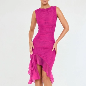 Robe midi moulante rose vif sans manches avec volants et ourlet asymétrique