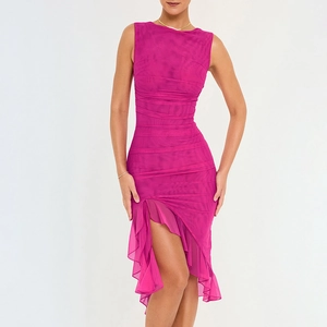 Détail d'une robe fuchsia froncée avec ourlet asymétrique et fente latérale sexy