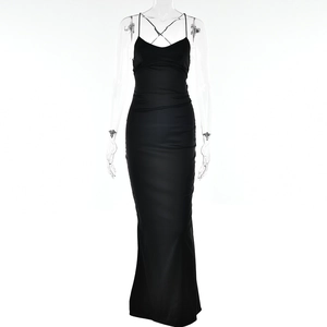 Robe longue noire ajustée avec fines bretelles et décolleté croisé élégant