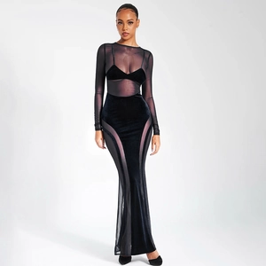 Détail du patchwork en maille transparente et velours sur la robe longue moulante