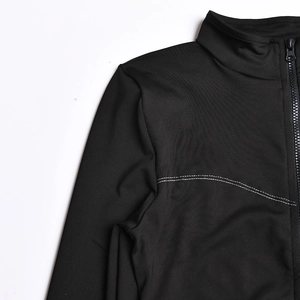 Detailansicht eines schwarzen Slim-Fit-Jumpsuits mit Stehkragen und Reißverschluss