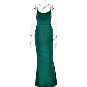 Robe longue satinée dos nu vert émeraude avec fines bretelles et col en V