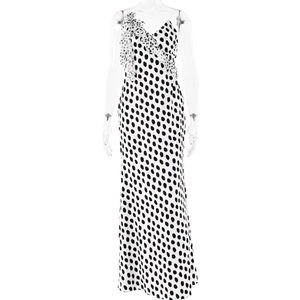 Abito lungo a pois con scollo a V a balze e spalline sottili per un look estivo