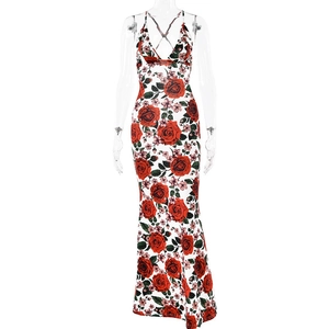 Robe longue moulante dos nu à licou avec imprimé floral de roses rouges sur fond blanc