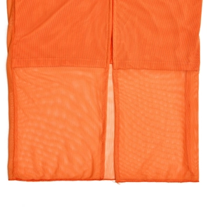 Détail d'une robe en maille orange avec texture transparente et fente latérale élégante