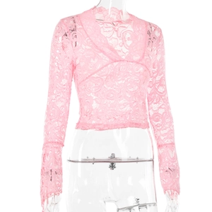 Dettaglio della trama in pizzo floreale rosa sul top corto slim fit con scollo a V