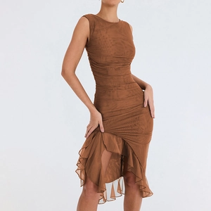Vue détaillée de face d'une robe marron en mesh froncée au design élégant sans manches