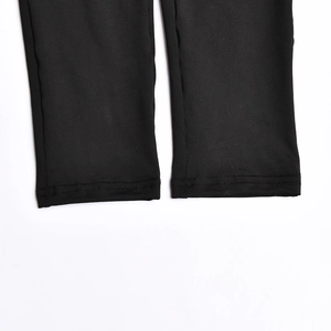Detailaufnahme vom schwarzen Jumpsuit-Saum mit hochwertiger Doppelnaht-Verarbeitung